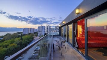 Suite de diseño, bañera de hidromasaje, vistas al mar | Terraza o patio
