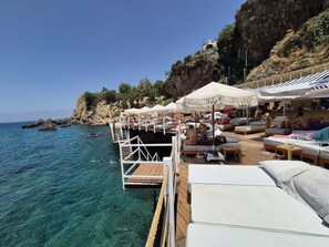 Private beach, free beach cabanas, sun loungers, beach umbrellas - Lucky Monkey Hotel (Antalya)