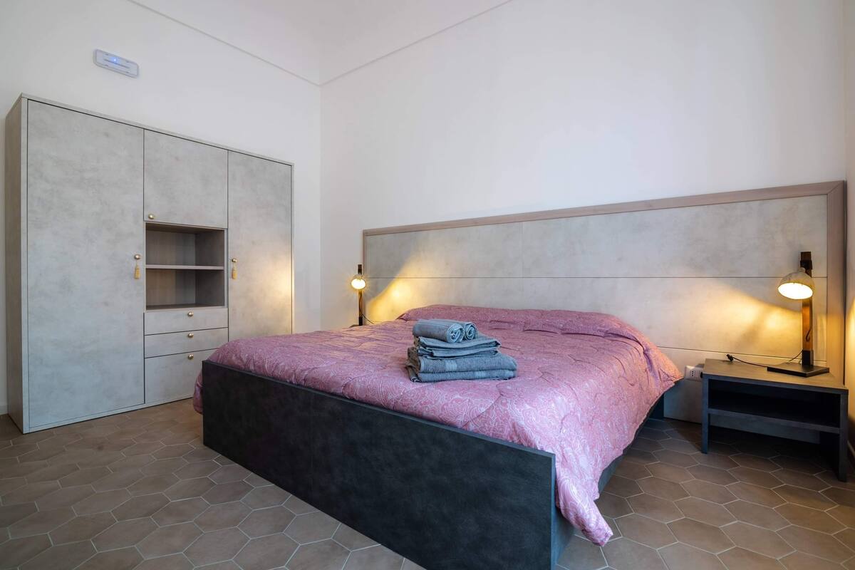 1 bedroom, pillow-top beds, desk, laptop workspace