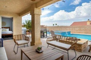 Outdoor dining - ❤️Modern 4BR Joshua Tree House w/ heated Pool! (Yucca Valley)