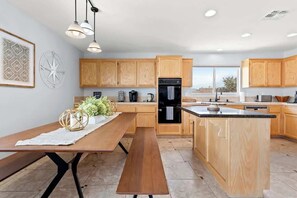 冷蔵庫、電子レンジ、オーブン、コンロ