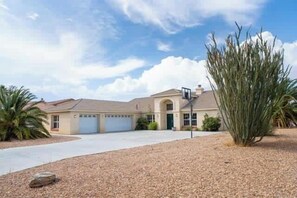 Exterior - ❤️Modern 4BR Joshua Tree House w/ heated Pool! (Yucca Valley)