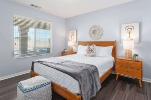 4 bedrooms, iron/ironing board, travel crib, WiFi - ❤️Modern 4BR Joshua Tree House w/ heated Pool! (Yucca Valley)