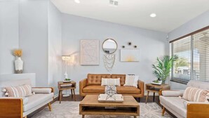 TV, offices - ❤️Modern 4BR Joshua Tree House w/ heated Pool! (Yucca Valley)