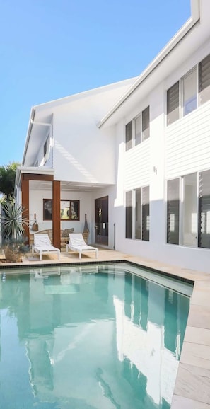 A modern house with a swimming pool, a covered patio, and a view of the sky. - Casa De Palmeras (CASUARINA)