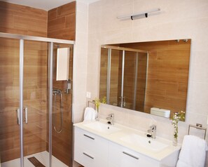 Dusche, Haartrockner, Bidet, Handtücher