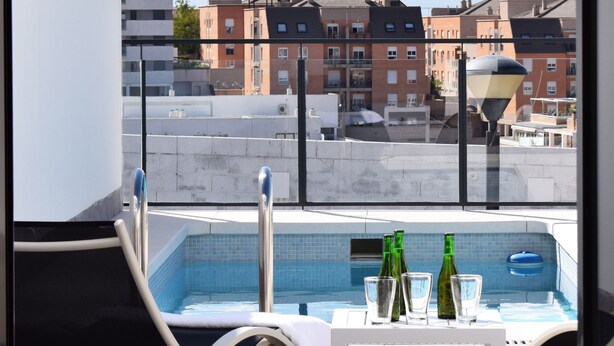A rooftop pool area with lounge chairs and a view of residential buildings. - Magnificent house with private pool in Granada (Granada)