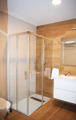 Dusche, Haartrockner, Bidet, Handtücher