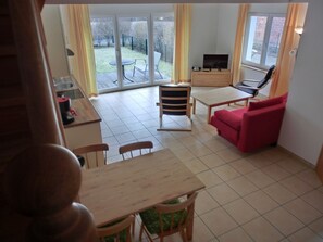 Una televisión, un reproductor estéreo