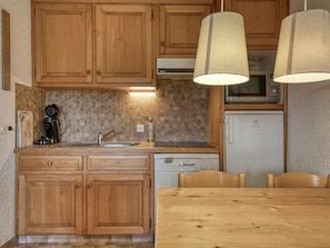Fridge, oven, dishwasher, coffee/tea maker