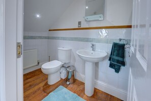 Bathtub, hair dryer, towels, soap - Brand new bright & spacious apartment with views over Leamington Spa    (Royal Leamington Spa)