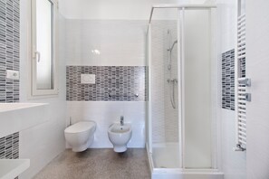 تجهيزات دش، مجففات شعر، مراحيض شطف، مناشف