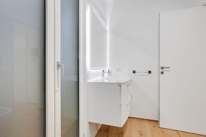 Shower, hair dryer, bidet, towels