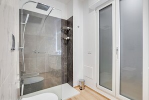 Dusche, Haartrockner, Bidet, Handtücher