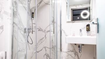 Basic Single Room, 1 Bedroom, Non Smoking | Bathroom | Shower, free toiletries, hair dryer, towels