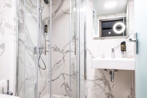 Quarto solteiro básico, 1 quarto, para não fumantes | Banheiro | Chuveiro, produtos de toalete grátis, secador de cabelo 