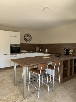 Micro-ondes, lave-vaisselle, cafetière/bouilloire