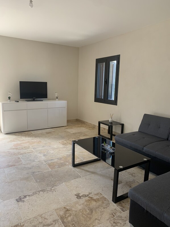 TV - Apartment in the heart of nature (Sartène)