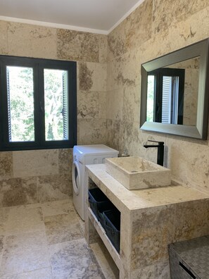 Baignoire, sèche-cheveux, serviettes fournies