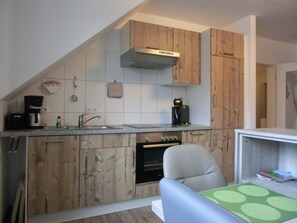 Een koelkast, een oven, een kookplaat, een vaatwasser