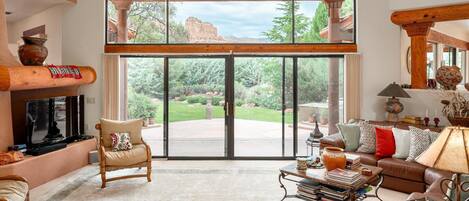 Télévision, console de jeux vidéo, livres, chaîne hi-fi