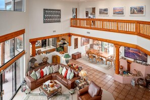 TV, console de videogame, livros, aparelho de som