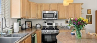 Charming Townhouse in the River Road Neighborhood - Pet friendly - Close to Downtown