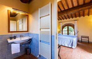 4 bedrooms, travel crib, free WiFi