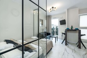 Iron/ironing board, WiFi, bed sheets