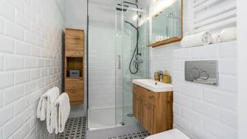 Shower, free toiletries