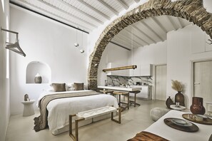 Luksus-studiosuite (Caparis) | Oppholdsområde | En 32-tommers smart-TV med digitale kanaler samt TV og Netflix