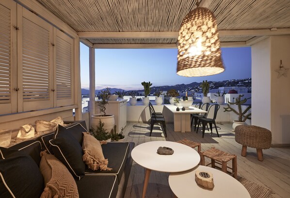 Panoramic-Suite (Picralis) | Wohnbereich | 32-Zoll-Smart-TV mit Digitalempfang, Fernseher, Netflix