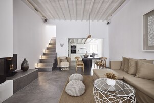 Panoramic Suite (Picralis) | Living area | 32-inch Smart TV with digital channels, TV, Netflix