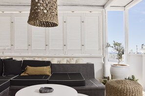 Panoramic-Suite (Picralis) | Wohnbereich | 32-Zoll-Smart-TV mit Digitalempfang, Fernseher, Netflix