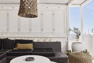 Panoramic Suite (Picralis) | Living area | 32-inch Smart TV with digital channels, TV, Netflix