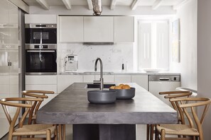 Panoramic Suite (Picralis) | Private kitchen | Mini-fridge, microwave, oven, stovetop