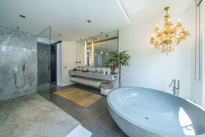 Luxury Villa, 6 Bedrooms | Bathroom - Villa BullHouse (Seminyak)
