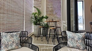 Ein modernes Interieur mit einer Sitzecke, einem Tisch und Topfpflanzen.