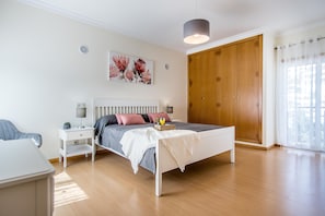4 habitaciones, tabla de planchar con plancha y cuna de viaje 