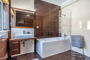 Combined shower/tub, hair dryer, bidet, towels