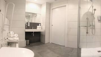 Vierpersoonskamer | Badkamer | Een douche, een regendouche, gratis toiletartikelen, een haardroger