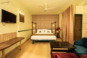 Super Deluxe Room | Desk, soundproofing, free WiFi, bed sheets - Hotel Prabha Palace (Ahmednagar)