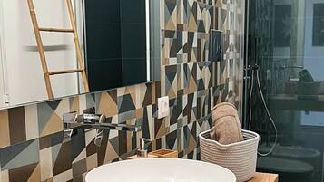 Dusche, Haartrockner, Bidet, Handtücher