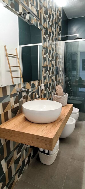 Doccia, asciugacapelli, bidet, asciugamani