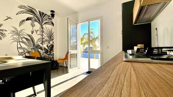 Kühlschrank, Mikrowelle, Ofen, Wasserkocher mit Kaffee-/Teezubehör