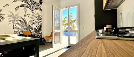 Réfrigérateur, micro-ondes, four, cafetière/bouilloire