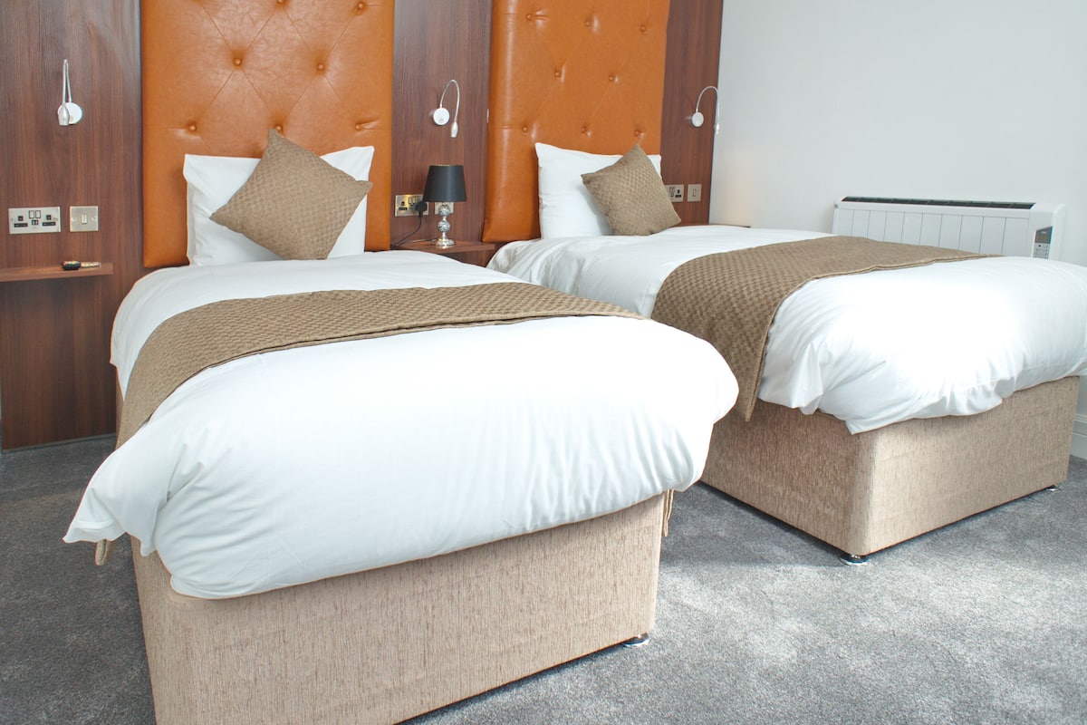 standard twin room | desk, laptop workspace, iron/ironing board, free wifi