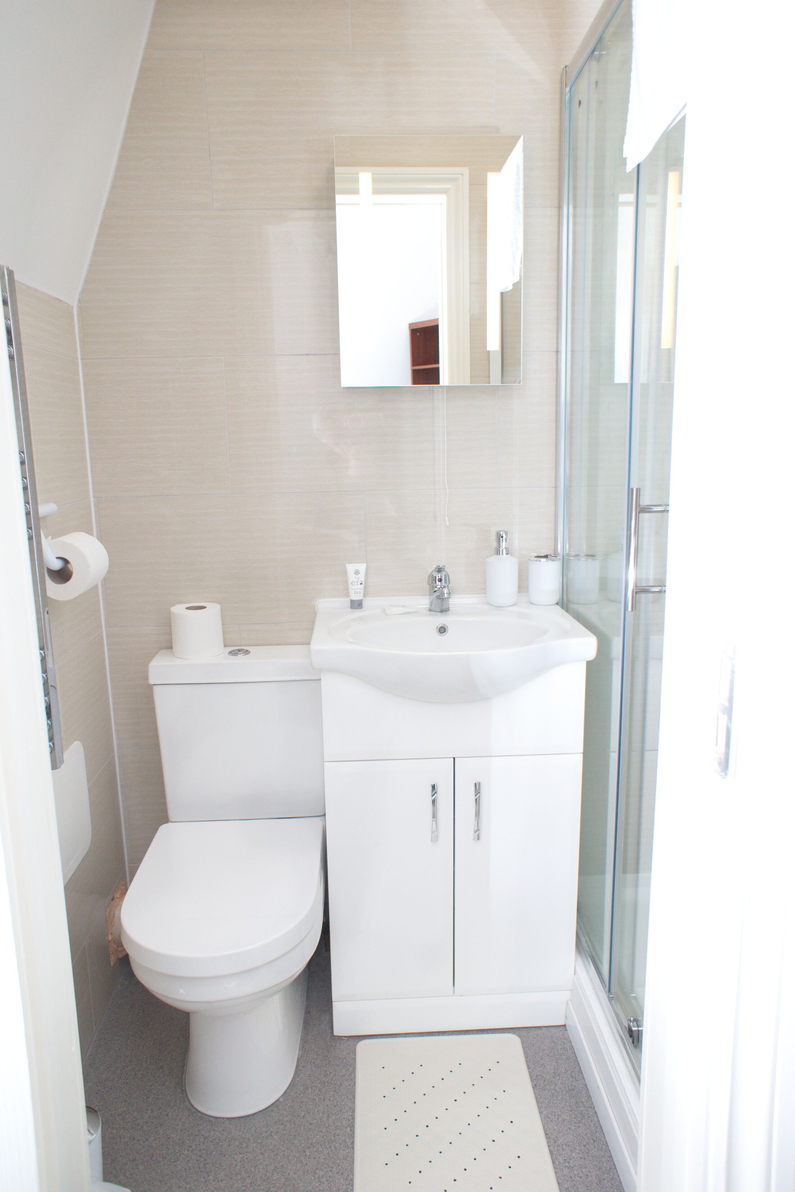 standard single room | bathroom | shower, hair dryer, towels