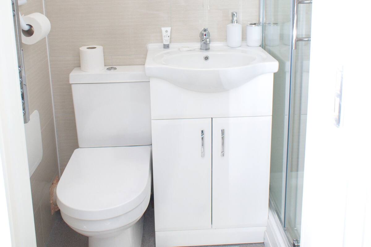 standard single room | bathroom | shower, hair dryer, towels