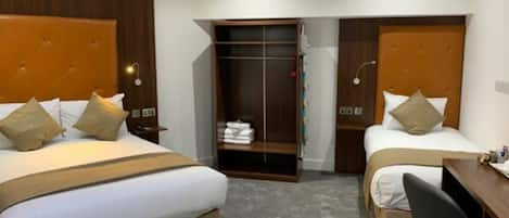 Superior Triple Room | Desk, laptop workspace, iron/ironing board, free WiFi